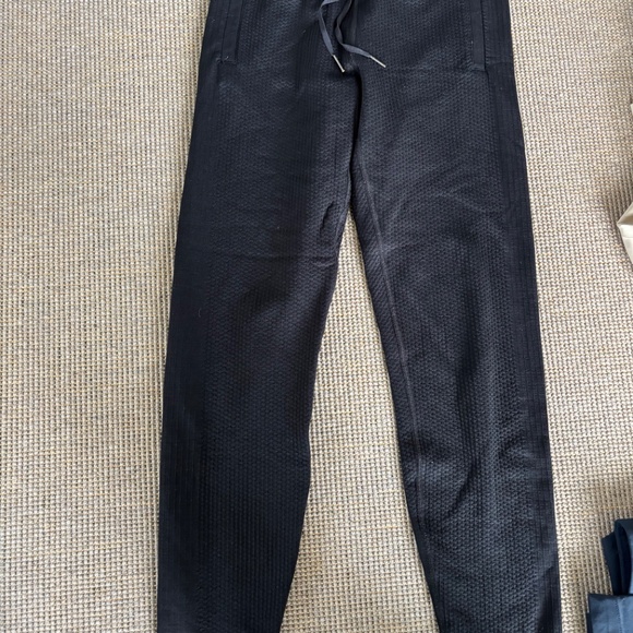 Black lululemon pants like new - Picture 3 of 3
